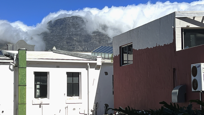 2023 | Kapstadt | De Waterkant, «The Signature»: «Terrassenansicht». Sieht «g'fürchig» aus, wenn die Wolken den Tafelberg «einmummeln». D.h. für die Besucher keine Sicht auf die Stadt.