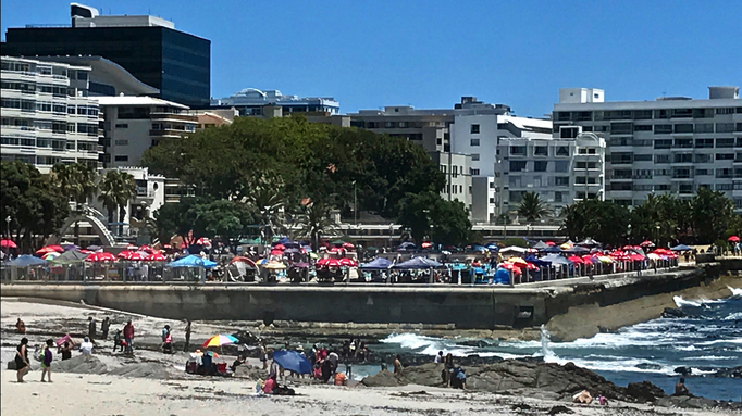 2017 | Kapstadt | Foreshore, «Mouille Point», Beach Rd: Badespass vor der Mauer gratis - «eingezäunt» kostet das Vergnügen «Eintritt».