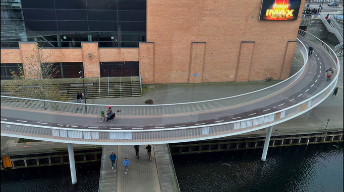 Kopenhagen '21 |Hotel «Copenhagen Island». Die Fahrradstrasse führt rund um die «Copenhagen Mall», eines der bedeutendsten Einkaufszentren Dänemarks.