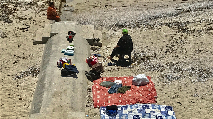 2017 | Kapstadt | Foreshore, «Mouille Point», Beach Rd: Kinder und Männer sind im Wasser - die Mütter bewachen «Hab & Gut».