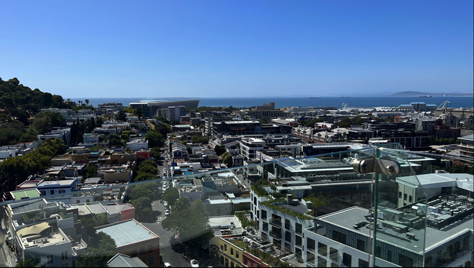 2023 | Kapstadt | Utopia, «Dining Elevated»: Links im Hintergrund das berühmte «Cape Town Stadium». Für die Fussball-WM 2010 gebaut. Rechts unsere Bleibe.