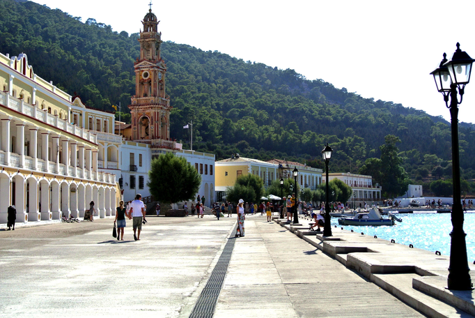 Rhodos '13 | Symi, «Kloster Panormitis»: Mit all seinen Nebengebäuden wirkt es wie der Ausschnitt einer richtigen Stadt; denn das Kloster ist von mehrstöckigen Gästetrakten umgeben.