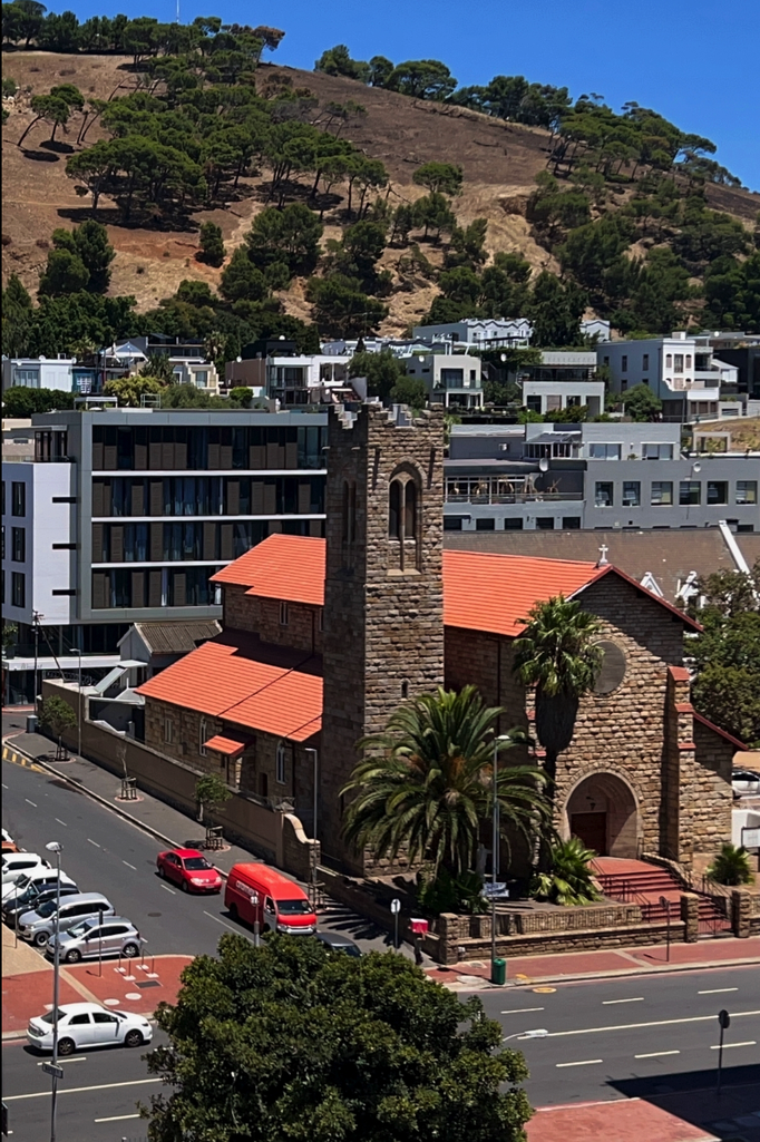 2022 | Kapstadt | Green Point, «The Rockwell»: Ecke Sommerset Rd & Napier St, «Sacred Heart».Katholische Kirche mit «ausgebranntem» Turm.