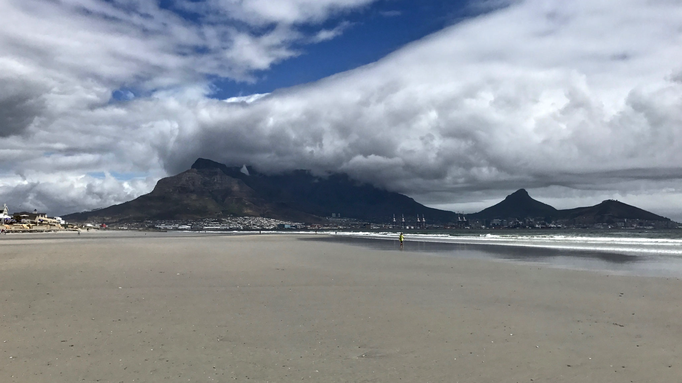 2017 | Kapstadt | Woodbridge Island: Fast alltägliches Schauspiel - die Wolken hängen tief über dem Tafelberg.