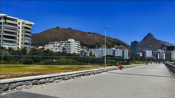2023 | Kapstadt | Green Point, «Sea Point Promenade». Erstaunlich! Entlang der Promenade wurden die meisten Gebäude freundlich «aufgefrischt».