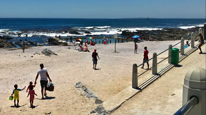 2017 | Kapstadt | Foreshore, «Sea Point Pavillon»: Neben dem «bezahlten» Strandbad, Gratis-Schwimmvergnügen für alle.