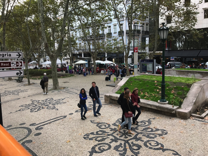 Lissabon '16 | «Avenida da Liberdade»: Eine am Vorbild der Pariser «Avenue des Champs-Elysées» orientierte Prachtstrasse. Sie beginnt am «Parça dos Restauradores» und verbindet die nach dem Erdbeben vom 1755 angelegte Unter- mit der Oberstadt.