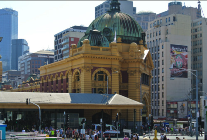 Australien '14 | Melbourne, Victoria: «Stadtbummel». «Finder Street Station». Blick von der St Kilda Road.
