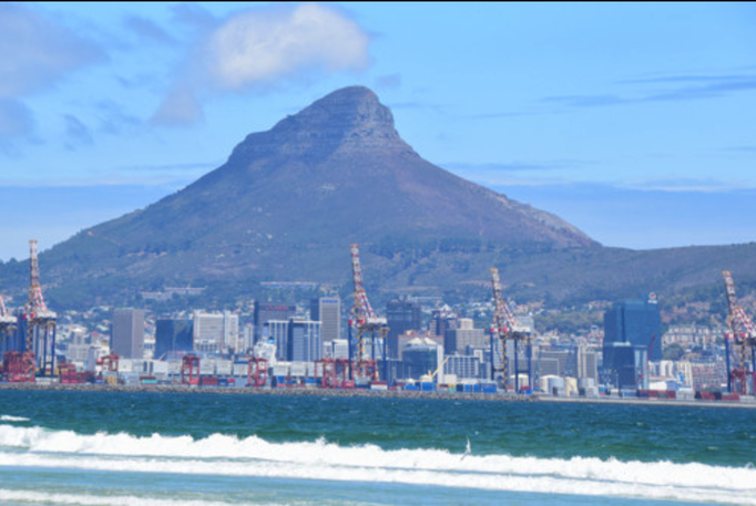 2015 | Südafrika | Westkap, Woodbridge Island: Kapstadt's Container-Hafen und Lion's Head im Hintergrund.