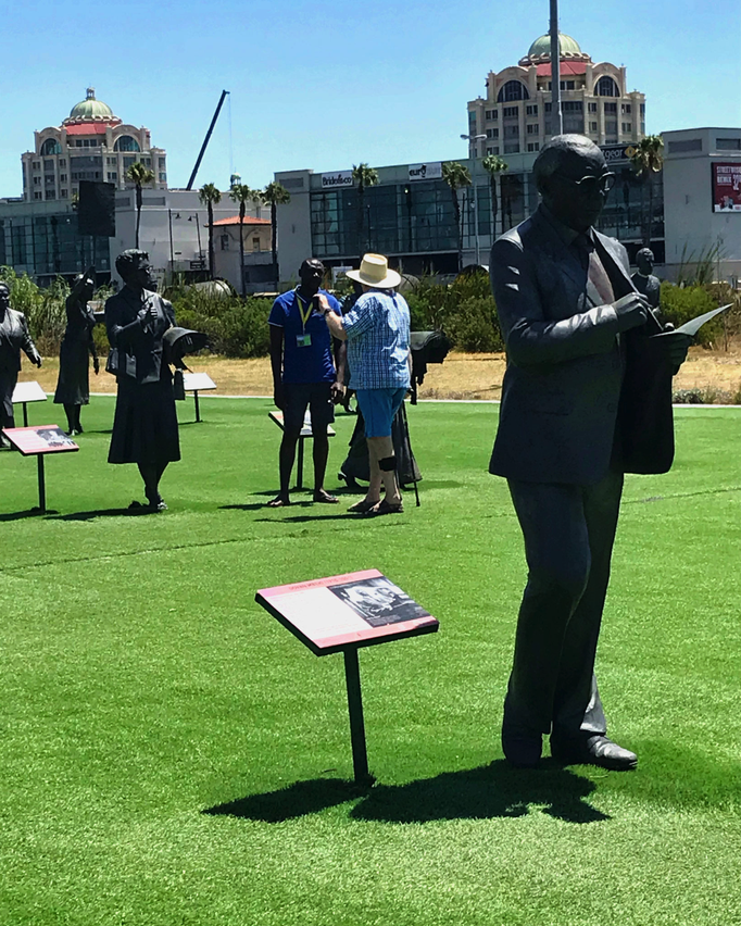 2022 | Kapstadt | Century City, «The Long March to Freedom»: Ausstellung über Afrikas Friedensgeschichte. Wir wurden ausserordentlich freundlich, fundiert informiert und engagiert durch die «Prominenz» geführt.