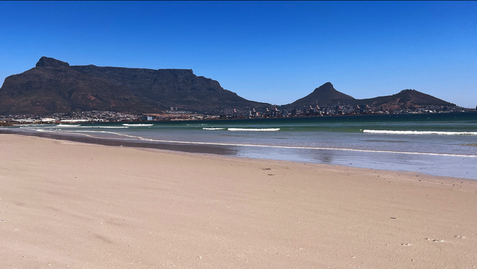 2023 | Kapstadt | Milnerton, «Lagoon Beach»: Die «...zigste» solcher Aufnahmen. Aber noch nie mit einer so klaren Sicht auf die Stadt.