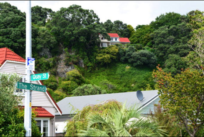 2015 | Neuseeland | «Whakatane», Bay of Plenty: «Spontanaufnahme». Weil ich die Lage des oberen Hauses so «lauschig» fand.
