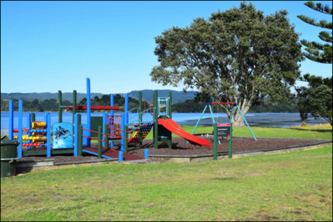 2015 | Neuseeland | «Ohope Beach», Whakatane, Bay of Plenty: An der Hauptstrasse. Öffentlicher Spielplatz. Immer sauber & gepflegt. Typisch Kiwi!