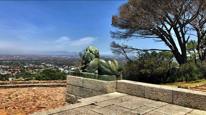 2019 | Kapstadt | Devil's Peak, «Cecil Hohn Rhodes Memorial»: «Treppenblick» hinunter auf Kapstadt.