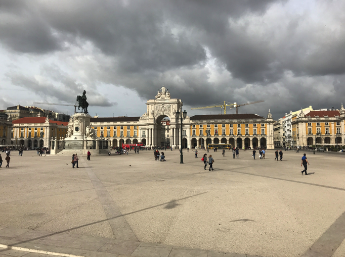 Lissabon '16 | Die «Praça do Comércio» gehört neben dem «Rossio» und der «Praça da Figueira» zu den 3 wichtigsten Plätzen innerhalb der «Baixa Pombalina», des aufgrund des Erdbebens von 1755 neu gebauten innerstädtischen Bereichs.