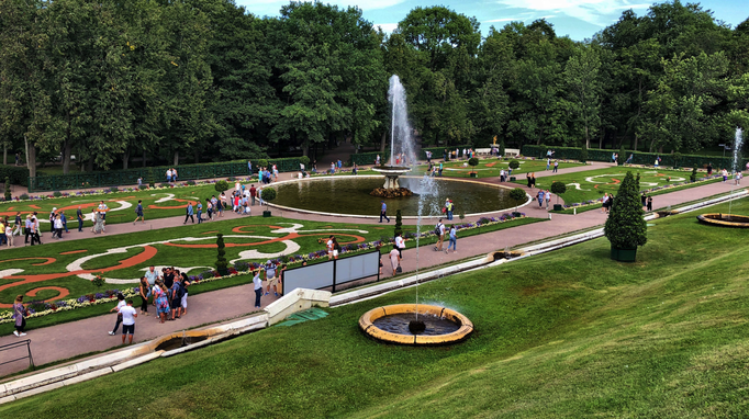 «Schloss Peterhof» '18: Nicht nur die drei Kaskaden, sondern auch die nahezu 150 Fontänen des «unteren Parks» bekommen ihr Wasser aus dem Fluss Koschawa.
