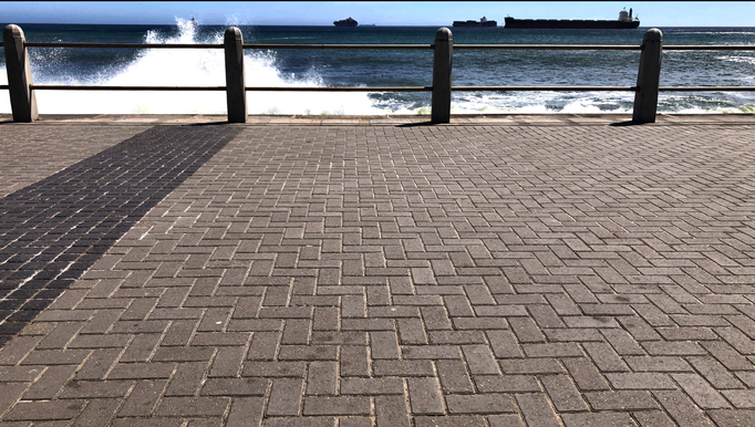 2020 | Kapstadt | Sea Point, «Sea Point Promenade»: Stürmische See im März. Da kann man schon mal nass werden, wenn man nicht aufpasst.
