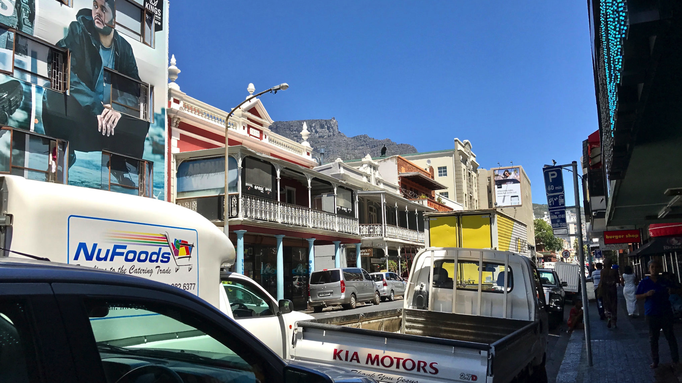 2017 | Kapstadt | «Upper Long Street»: «Interessante» Stimmung mit dem Tafelberg im Hintergrund.