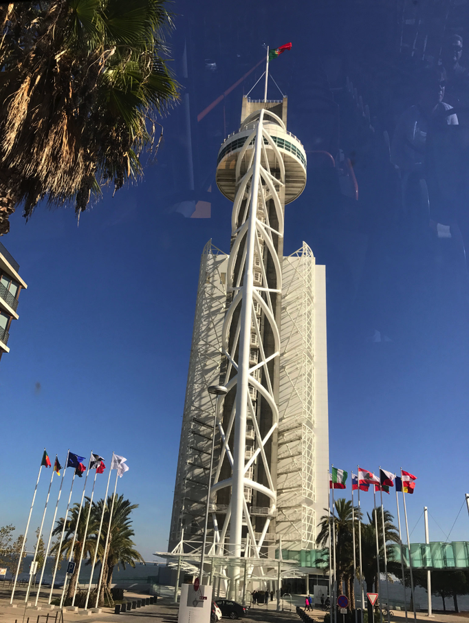 Lissabon '16 | Der «Vasco-da-Gama»-Turm ist ein 145 m hoher Aussichtsturm in Stahlfachwerk-Bauweise, mit angeschlossenem Hotelbau. Er ist das höchste Gebäude Portugals (Stand 2013).