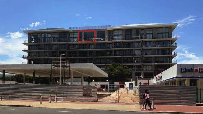 2022 | Kapstadt | Green Point, «The Rockwell»: Unsere Bleibe im 7. Stock. Die Baustelle spielt «da oben» überhaupt keine Rolle. 2023 ist die Tankstelle - total renoviert - wieder offen.