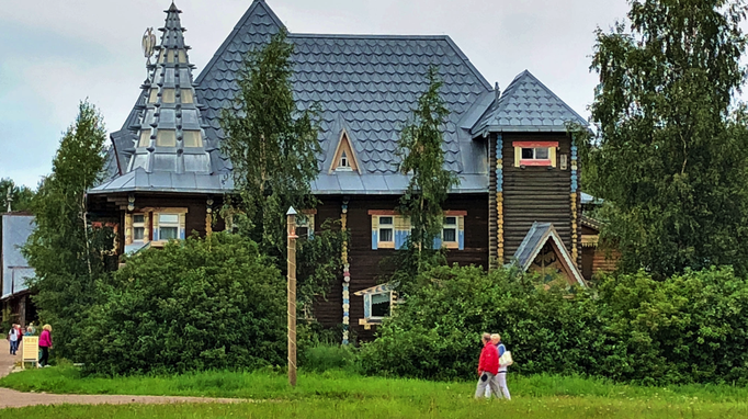 2018 | Mandrogi | Bunte Holzschlösschen im altrussischen Stil der Bojarenhäuser (Bojaren waren Adlige unterhalb eines Fürsten oder Zaren) bestimmen das ganze Dorfensemble.