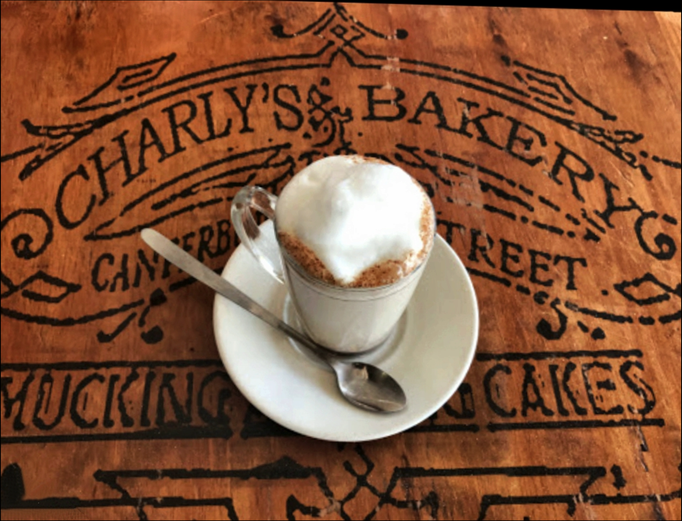 2019 | Kapstadt | Canterbury Street, «Charly's Bakery»: Der «Cappuccino» sieht nicht nur gut aus - er schmeckt auch ausgezeichnet!