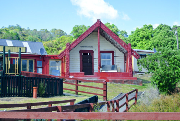 2014 | NZ Nordinsel | «Rotorua», Bay of Plenty: Maori-Dorf «Tamaki». Schulhaus «in Betrieb».