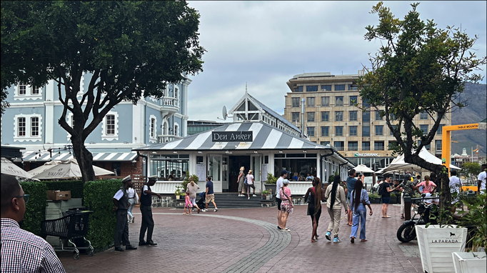 2023 | Kapstadt | V&A Waterfront, «Den Anker»: Touristen Spot - eigentlich gar nicht unser «Gebiet. Aber hier serviert man ausgezeichnete Muscheln!