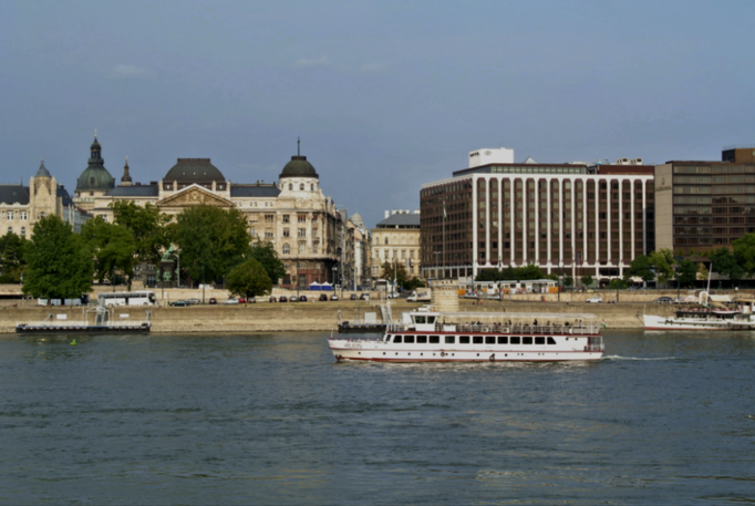 2013 | Fahrradtour Passau-Budapest-Passau, Budapest: «Regierungsviertel».