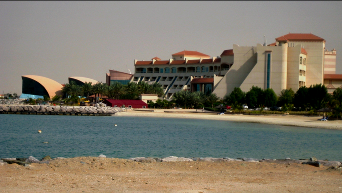 2007-2013 | AbuDhabi | AbuDhabi Beach Ressort: Hauptgebäude, «Meerseitige» Ansicht. Links die «Al Raha Shopping Mall».