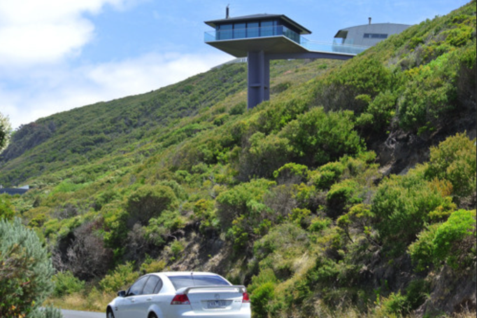 Australien '14 | Great Ocean Road, Victoria: Sehr berühmtes, weil eigenwilliges «Privathaus». Steg zum Haupthaus auf dem Hügel.