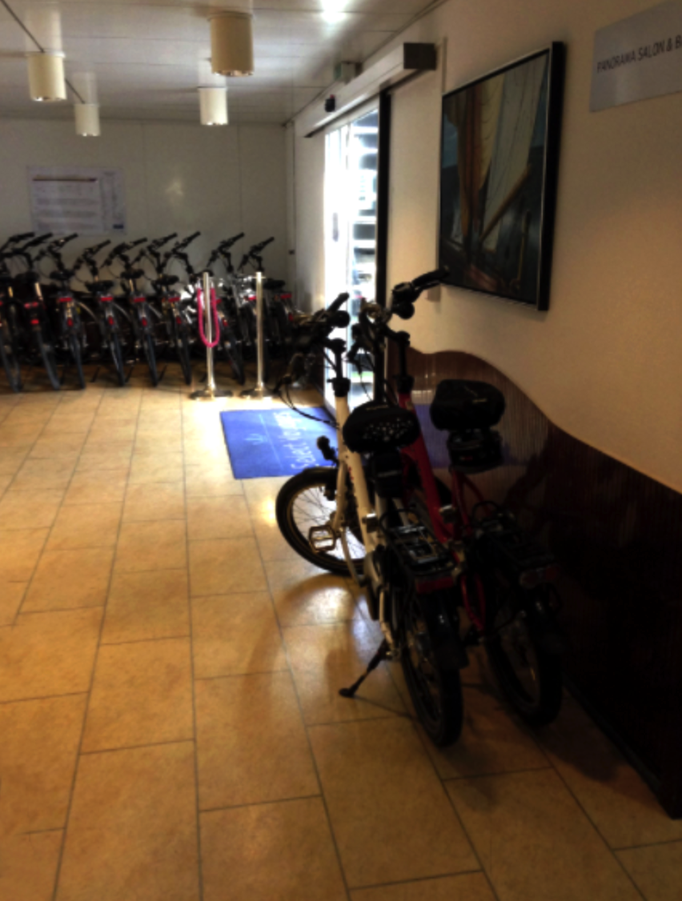 2013 | Fahrradtour Passau-Budapest-Passau, Passau: Unsere beiden eBikes. Von der Crew etwas separat abgestellt.