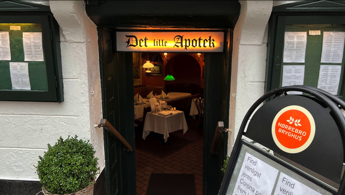 Kopenhagen '21 | «Store Kannikestraede». Keine Apotheke, ein bekanntes Speise-Restaurant! Der Boden der Gaststätte ist original wie vor dem britischen Angriff um 1807.