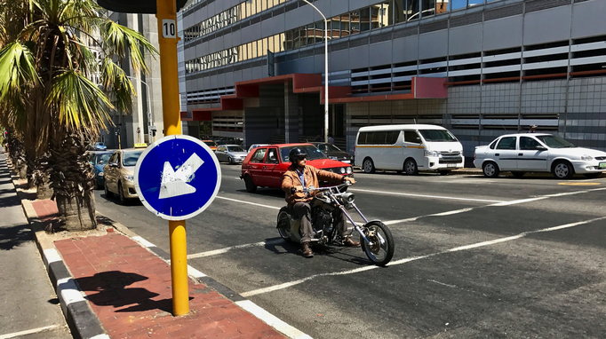 2017 | Kapstadt | Foreshore, «Mechaud Street»: Dieses «Gespann» musste ich einfach «knipsen».