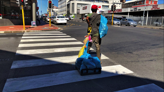 2019 | Kapstadt | Foreshore, «Woodstock», Albert Rd:Transportmittel «ohne Räder». Dafür mit «Zugseil» aus zusammengeknoteten Plastiktüten. 