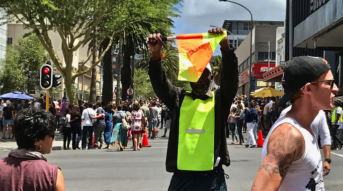 2017 | Kapstadt | Foreshore, «Bree Street»-Strassenfest: Sensationelle Multi-Kulti-Stimmung. Zwischendurch wird der Fussgänger-Verkehr einfach per Flagge für «kreuzende Autos» gestoppt. Und es funktioniert tadellos!
