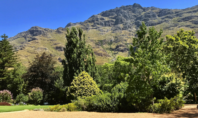 2017 | Kapstadt | Stellenbosch, «Old Nectar Gardens»: Herrlich gepflegter, über 2 Hektar grosser Privatgarten in gigantischer Umgebung. Ca. 35 km vom Cape Town Airport entfernt.