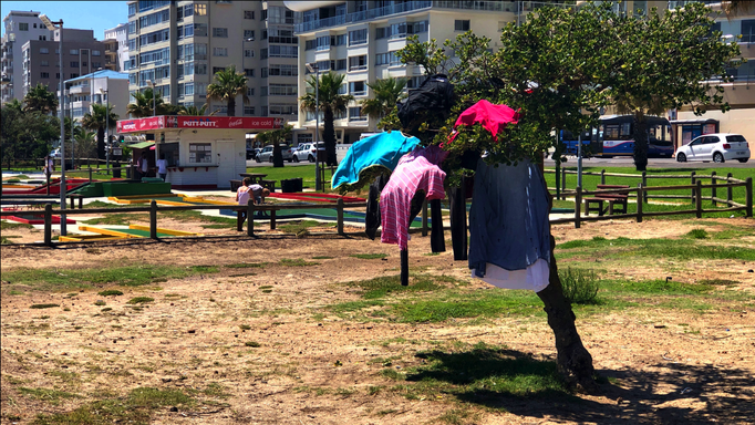 2020 | Kapstadt | Foreshore, «Sea Point Promenade»: Obdachlosen-Alltag. Die Wäsche im Meer waschen und am Strand baden, bis die Wäsche trocken ist. Das dauert «da» keine 2 Stunden!