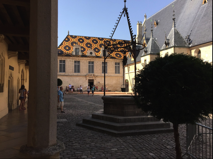 2015 | Fahrradtour «Burgund», Beaune: Innenhof des «Hospices de Beaune», «Musée de l'Hôtel-Dieu».