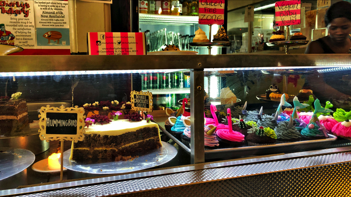 2019 | Kapstadt | Canterbury Street, «Charly's Bakery»: Die «heisse» Adresse, wenn's um Süssigkeiten geht. Von den Kuchen kann man fast nicht lassen.