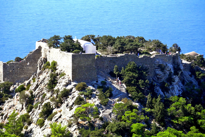 Rhodos '13 | Monolithos: Die Byzantiner errichteten etwa 1,5 km südwestlich des heutigen Ortes eine Feste, die 1467 von den Johannitern erweitert und nie eingenommen wurde.