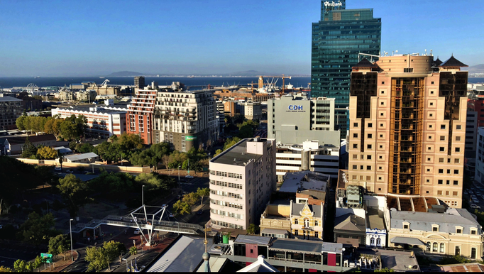 2018 | Kapstadt | «Night Market», St Georges Mall: Nicht der Blick ist schief - das Gestell hat Schlagseite.