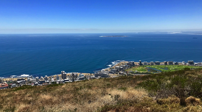 2017 | Kapstadt | «Signal Hill»: Auf dem Rückweg «nach unten» - Blick auf «Bantry Bay» mit «Robben Island» im Hintergrund.