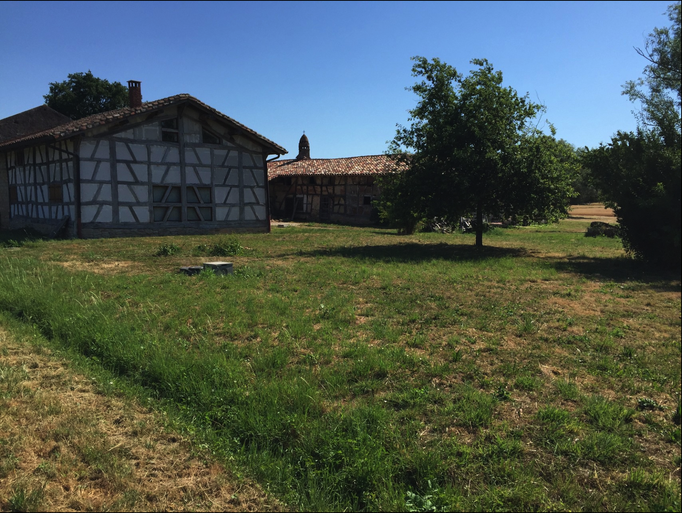 2015 | Fahrradtour «Burgund», Boissey: 4. Etappe von Macon nach Louhans. Immer noch 40° C. Rechts typischer Schornstein im Burgunder Stil.