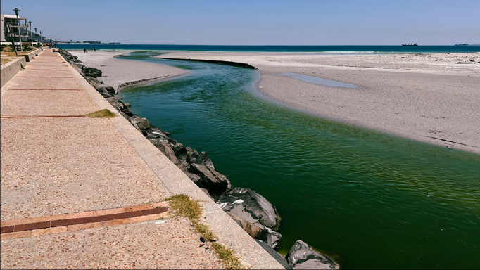 2023 | Kapstadt | Milnerton, «Lagoon Beach»: Ebbe. Bei Flut wird das Wasser rechts bis nach Woodbridge Island «hinauf gedrückt».