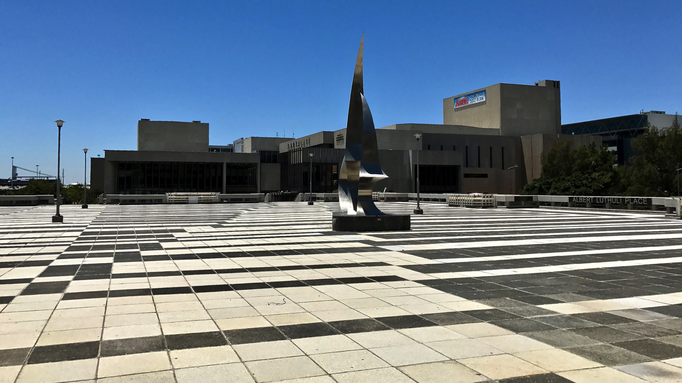 2017 | Kapstadt | Foreshore, «Hertzog Boulevard»: Platz unmittelbar neben dem «Artscape Theatre Centre».