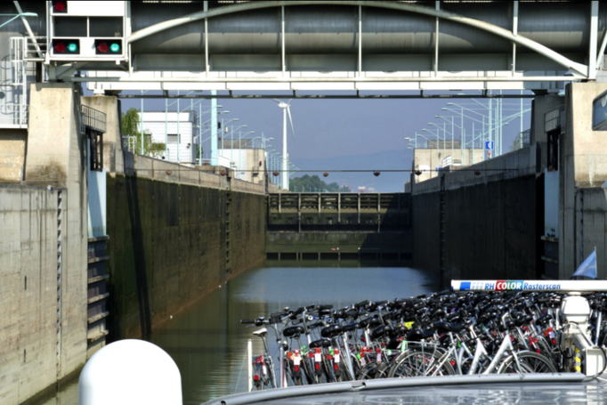 2013 | Fahrradtour Passau-Budapest-Passau, Esztrergom: Schleuseneinfahrt - gleich wird's eng!