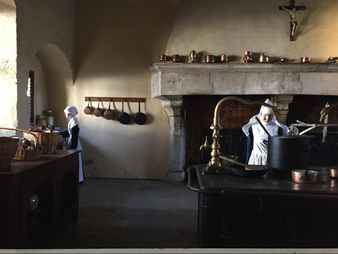 2015 | Fahrradtour «Burgund», Beaune: Innenhof des «Hospices de Beaune», «Musée de l'Hôtel-Dieu». Die Küche «anno dazumal».
