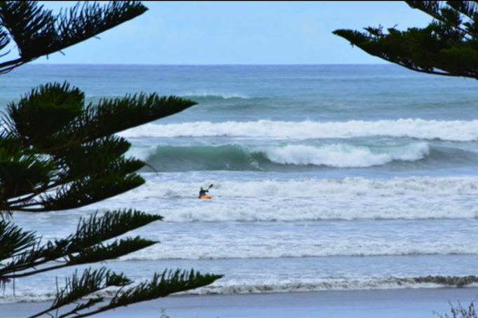 2015 | Neuseeland | «Ohope Beach», Whakatane, Bay of Plenty: «Terrassenblick». Ein Kanute trotzt den grossen Wellen.