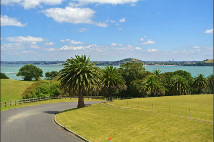 2014 | NZ Nordinsel | Auckland, «Parnell»: «Hopp-on - Hopp-off». Fahrt Richtung «Auckland War Memorial Museum».